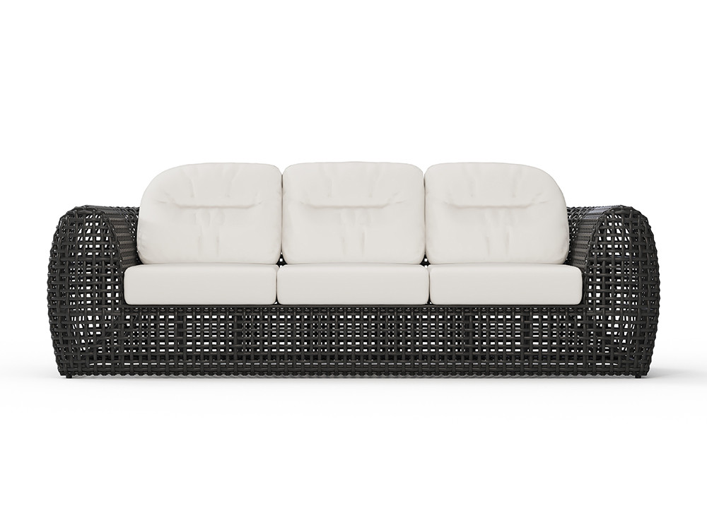 El sofa de dos o tres plazas Neo Dynasty destaca por su fibra sintética trenzada artesanalmente y acabados premium