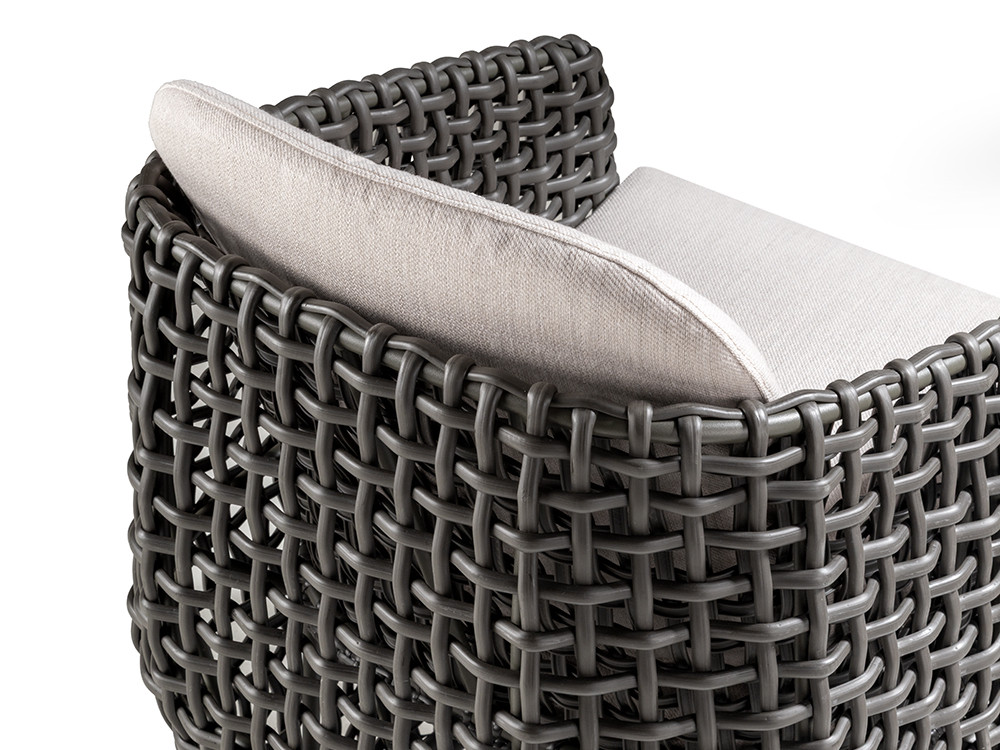 Silla de comedor exterior comoda Neo Dynasty por Skyline Design: fibra sintética Umber Grey y cojines premium