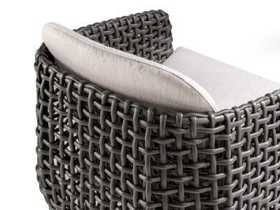 Silla de comedor exterior comoda Neo Dynasty por Skyline Design: fibra sintética Umber Grey y cojines premium
