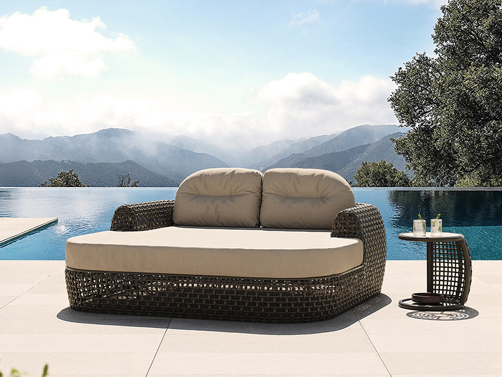 Cama de jardín Neo Dynasty: fibra sintética trenzada artesanal y aluminio en la tienda Mobel 6000 de Madrid. Premium