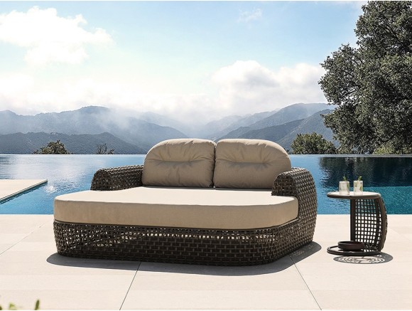 Cama de jardín Neo Dynasty: fibra sintética trenzada artesanal y aluminio en la tienda Mobel 6000 de Madrid. Premium