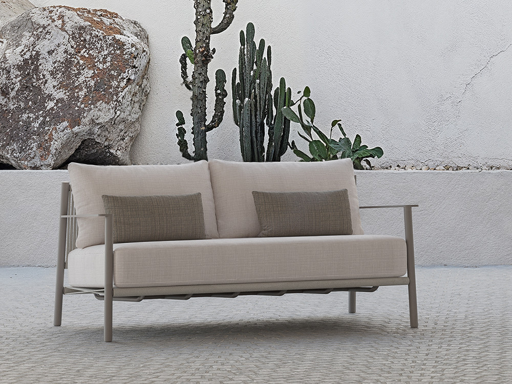 Compra online el sofá de jardín Nara: diseño en aluminio cement grey y cuerda beige premium en Seismil Studio