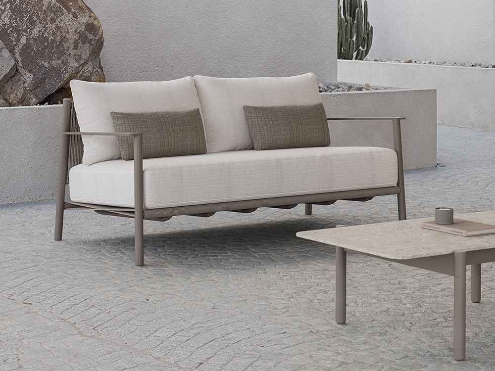 Skyline Design presenta el sofá exterior Nara: aluminio cocoa y cuerda beige artesanal.