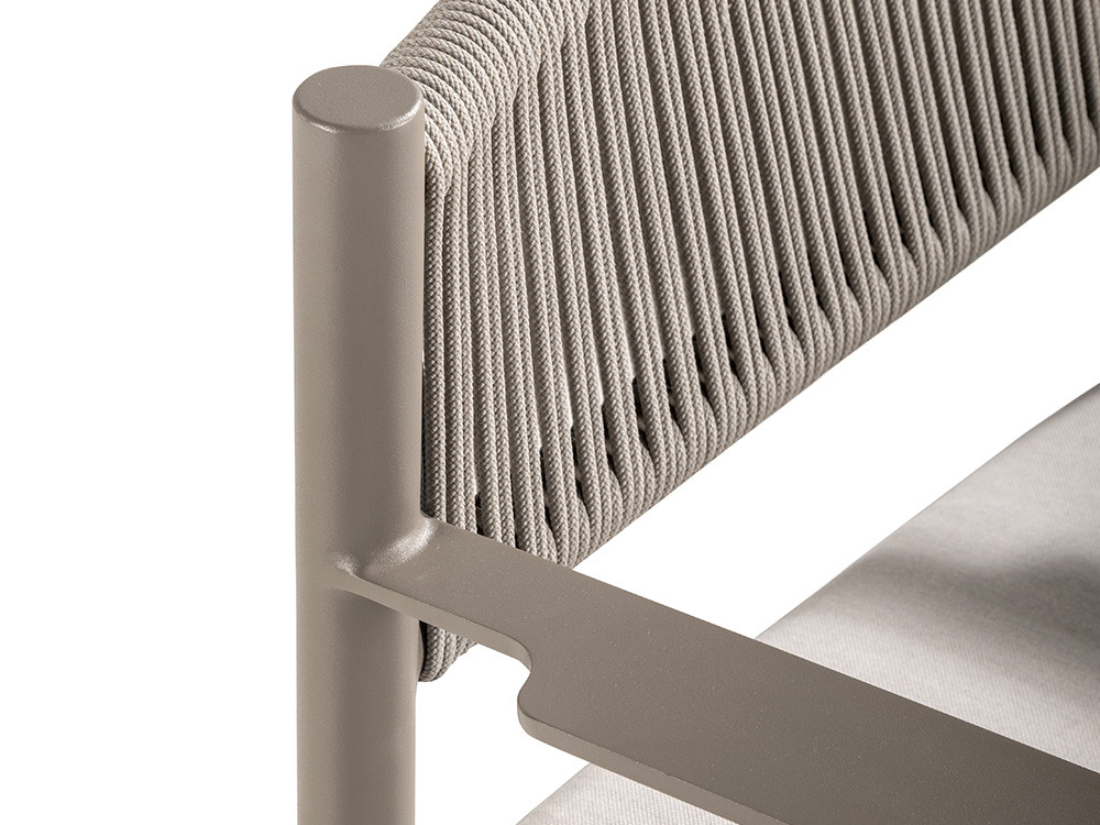 Silla aluminio jardin Nara: estructura cocoa con cuerda trenzada beige y cojín de asiento en tejidos seleccionados