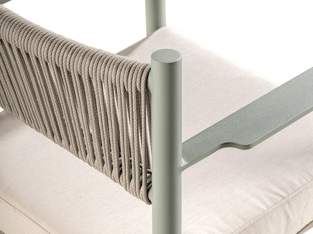 Sillas de comedor tapizadas modernas Nara: aluminio cement grey y cuerda beige trenzada artesanalmente.