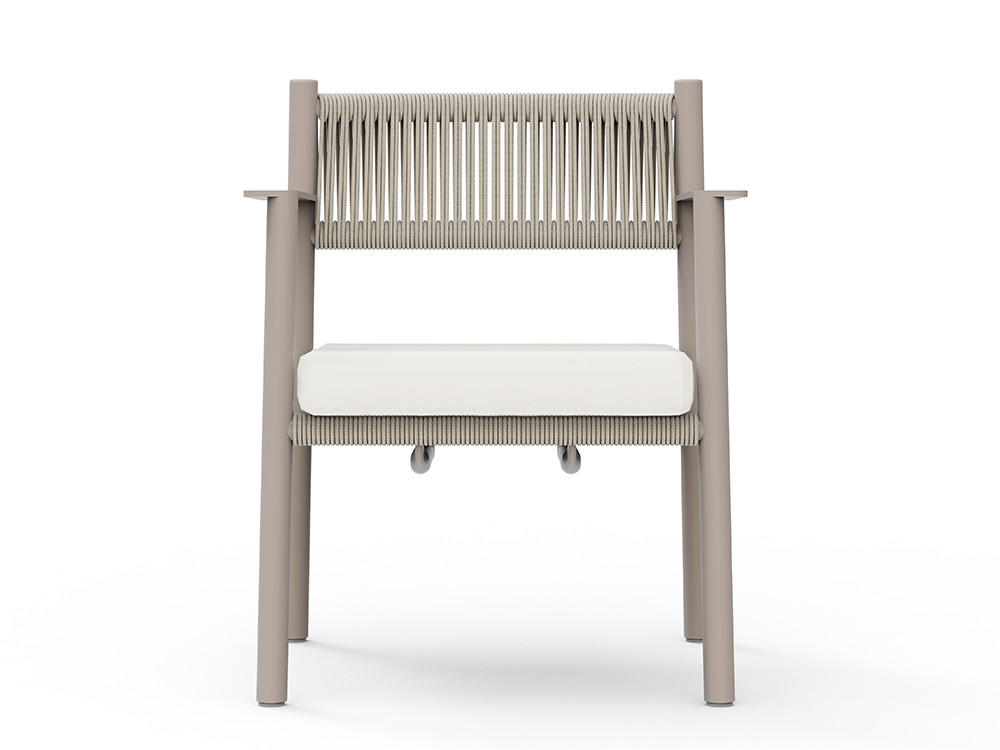 Sillas de exterior de aluminio Nara: acabado cement grey con cuerda beige y cojín tapizado en tejidos seleccionados