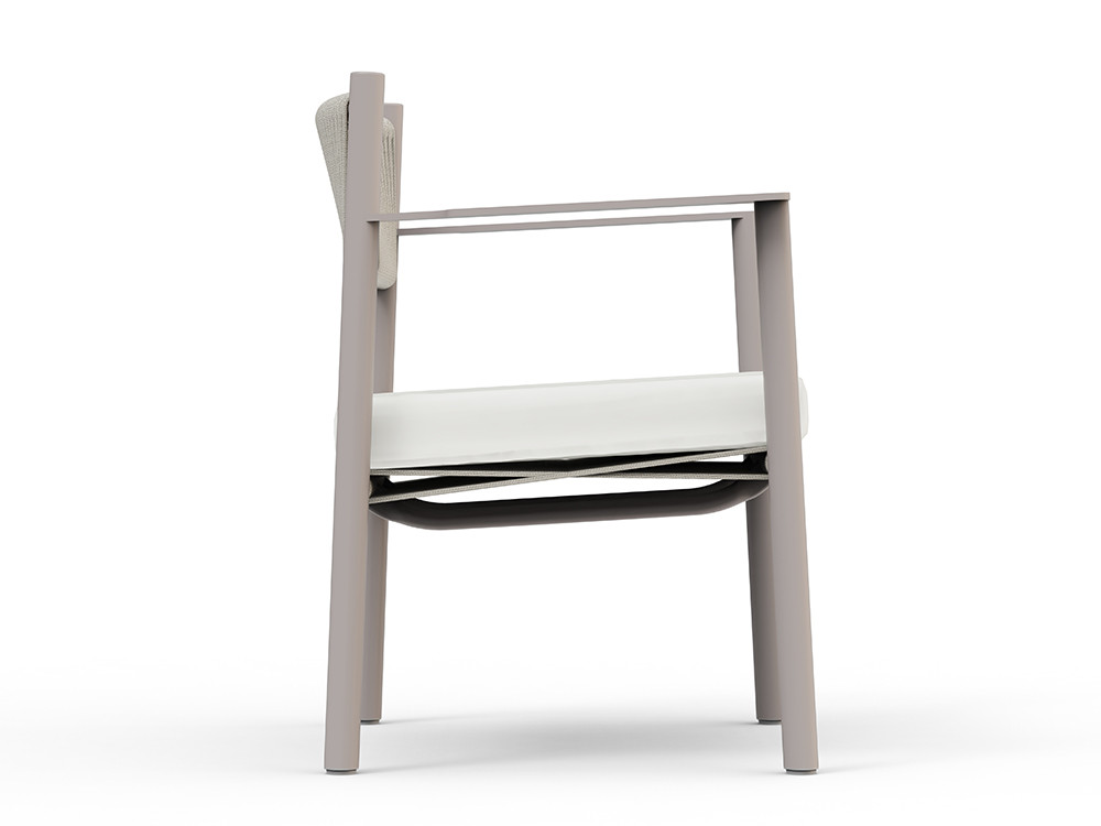 Silla terraza comoda Nara por Skyline: estructura de aluminio cocoa con cuerda beige y textiles premium seleccionados