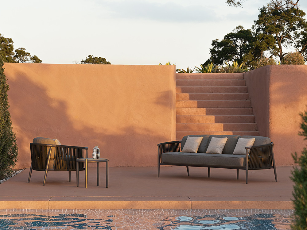 Muebles exterior aluminio Clover: sillón de diseño con cuerda trenzada y cojines en tejidos seleccionados de alta calidad