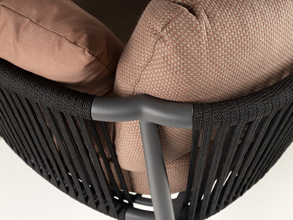 Descubra el sofá de jardín Clover: aluminio negro y cuerda trenzada con cojines de asiento tapizados gran calidad
