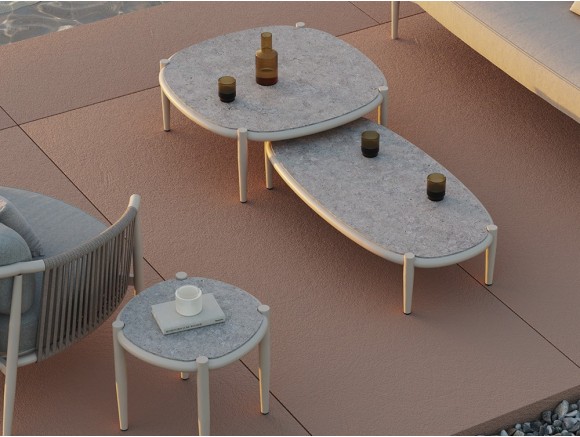 Mesas de centro modernas Clover: sobre porcelánico y base de aluminio blanco en la tienda Mobel 6000 de Madrid.