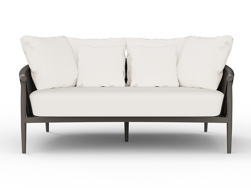 Esta daybed exterior Clover combina aluminio y cuerda trenzada con cojines tapizados en textiles premium seleccionados