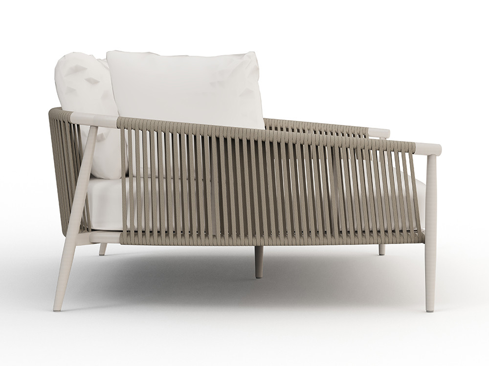 Descubre la daybed exterior Clover: fusión de precisión industrial y artesanía en aluminio con cuerda trenzada artesanal.
