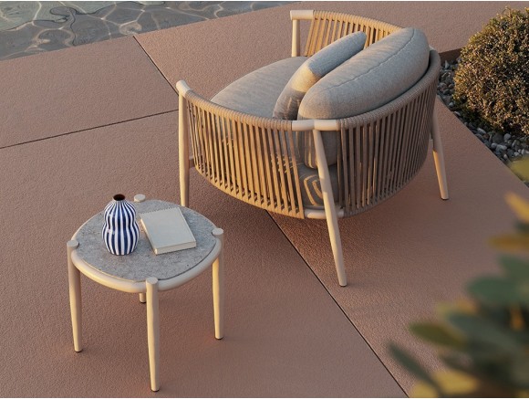 Esta mesa auxiliar aluminio Clover tiene estructura white wash y sobre porcelánico. Compra en Mobel 6000