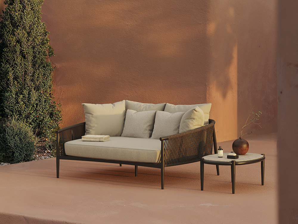 Tu terraza lucirá con la mesa auxiliar de diseño Clover. Elige entre aluminio negro o white wash y sobre porcelánico