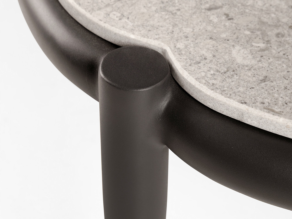 La mesa auxiliar aluminio Clover ofrece un estilo formal con su estructura en white wash y sobre de porcelánico premium