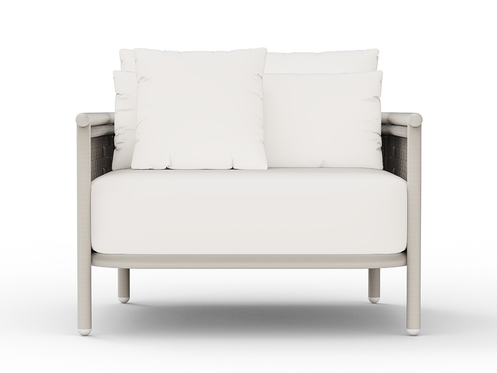 Skyline presenta este sillón exterior Botit en white wash y trenzado artesanal para tu espacio exterior