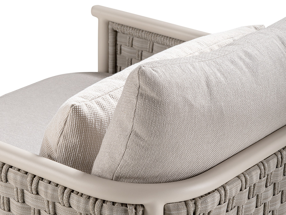 Este sillón exterior Botit ofrece confort con su estructura white wash y cuerda plana trenzada con cuerda redonda