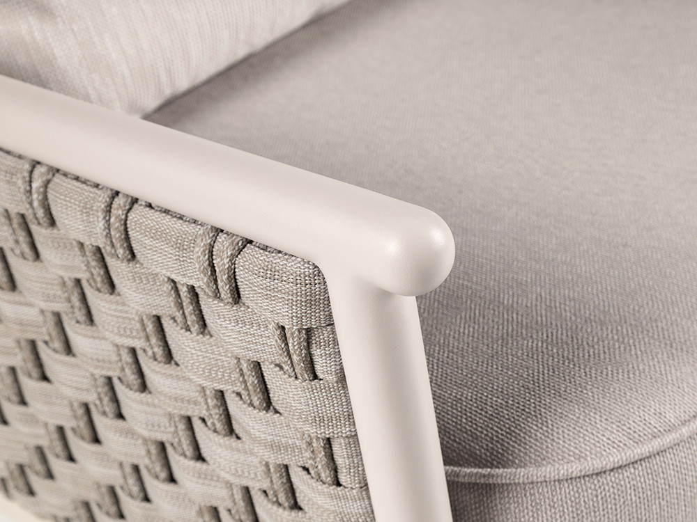 Tu jardín merece este sofá exterior Botit con estructura white wash y trenzado manual. Combina elegancia y resistencia