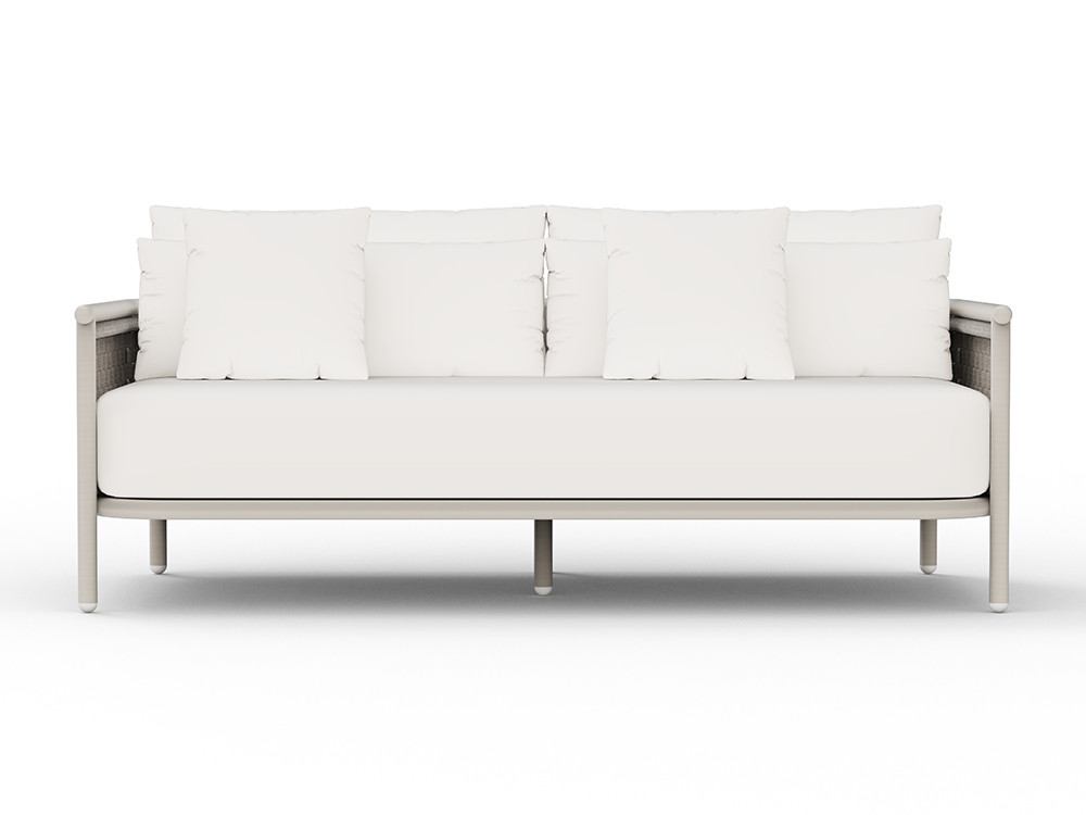 Este sofá exterior Botit combina aluminio white wash y cuerda trenzada en Mobel 6000 de Madrid. Disfruta su confort