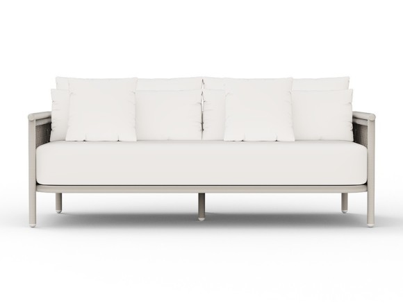 Este sofá exterior Botit combina aluminio white wash y cuerda trenzada en Mobel 6000 de Madrid. Disfruta su confort
