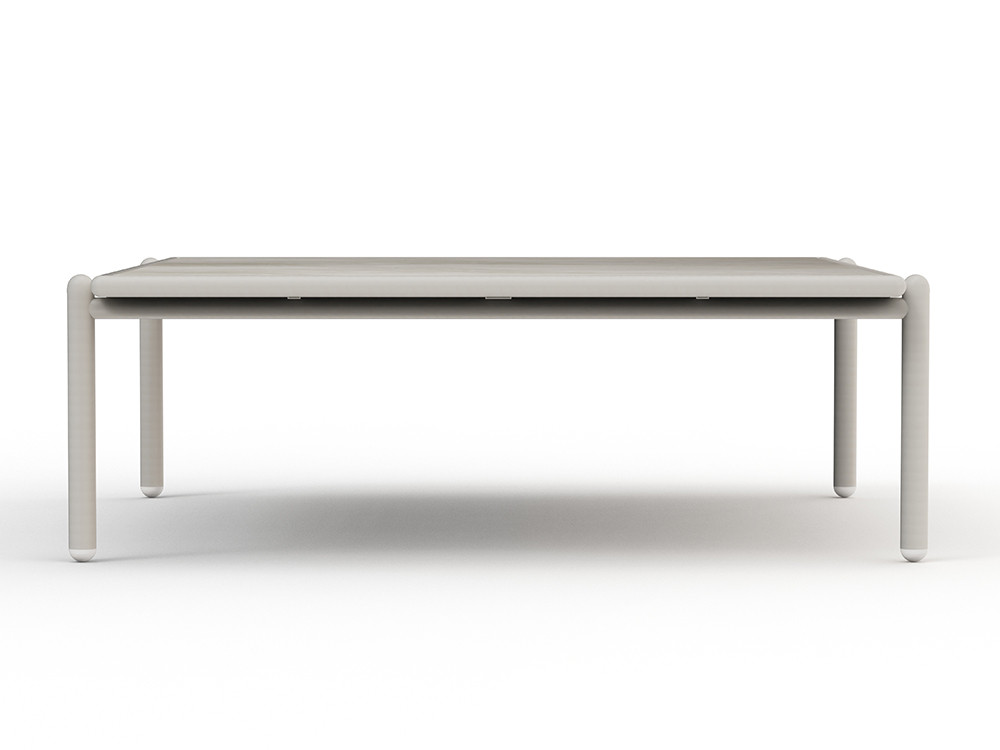 Combina las dos medidas de la mesa centro exterior Botit: cuadrado y rectangular con porcelánico.