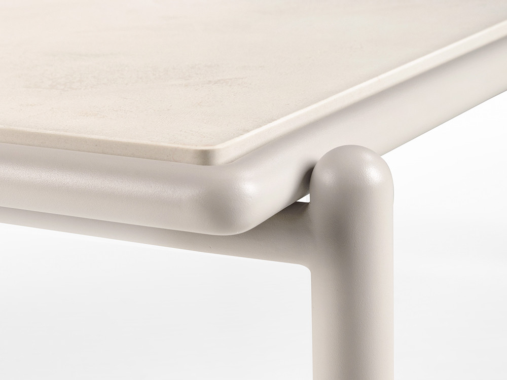 Tu terraza destacará con la mesa exterior aluminio Botit. Realiza tu compra online en Mobel 6000 y elige tu medida.