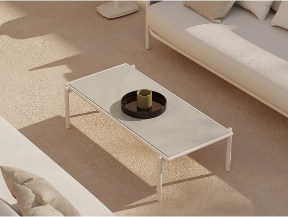 Esta elegante mesa centro exterior Botit combina aluminio white wash y porcelánico en Mobel 6000