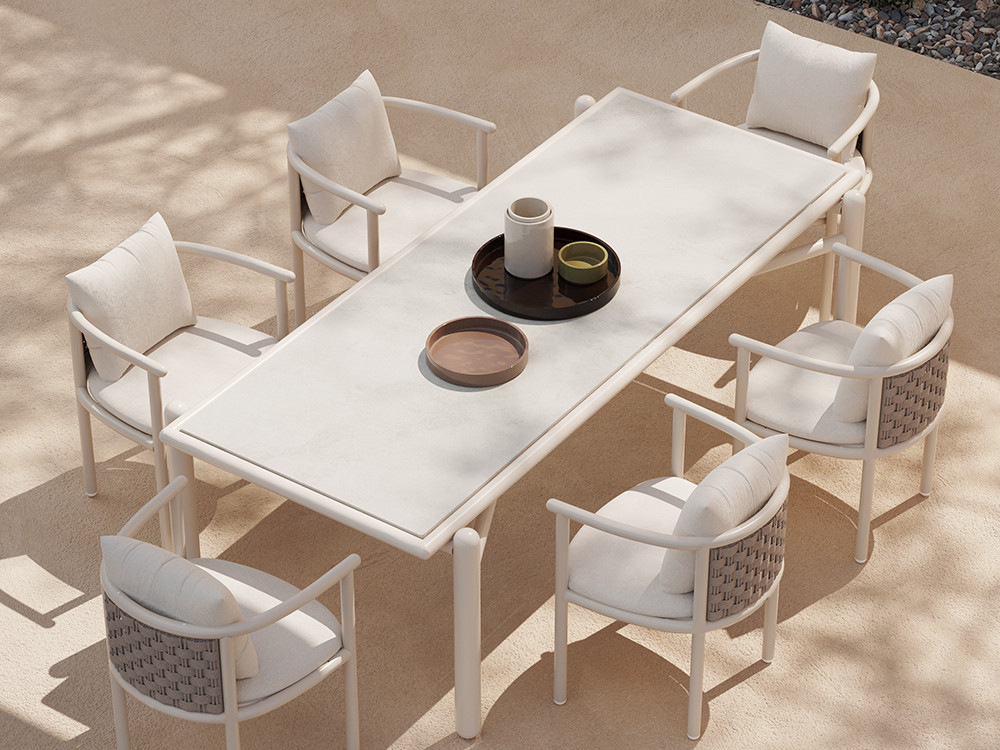 Esta silla jardín aluminio Botit combina un trenzado artesanal y textiles premium para que tu terraza luzca impecable