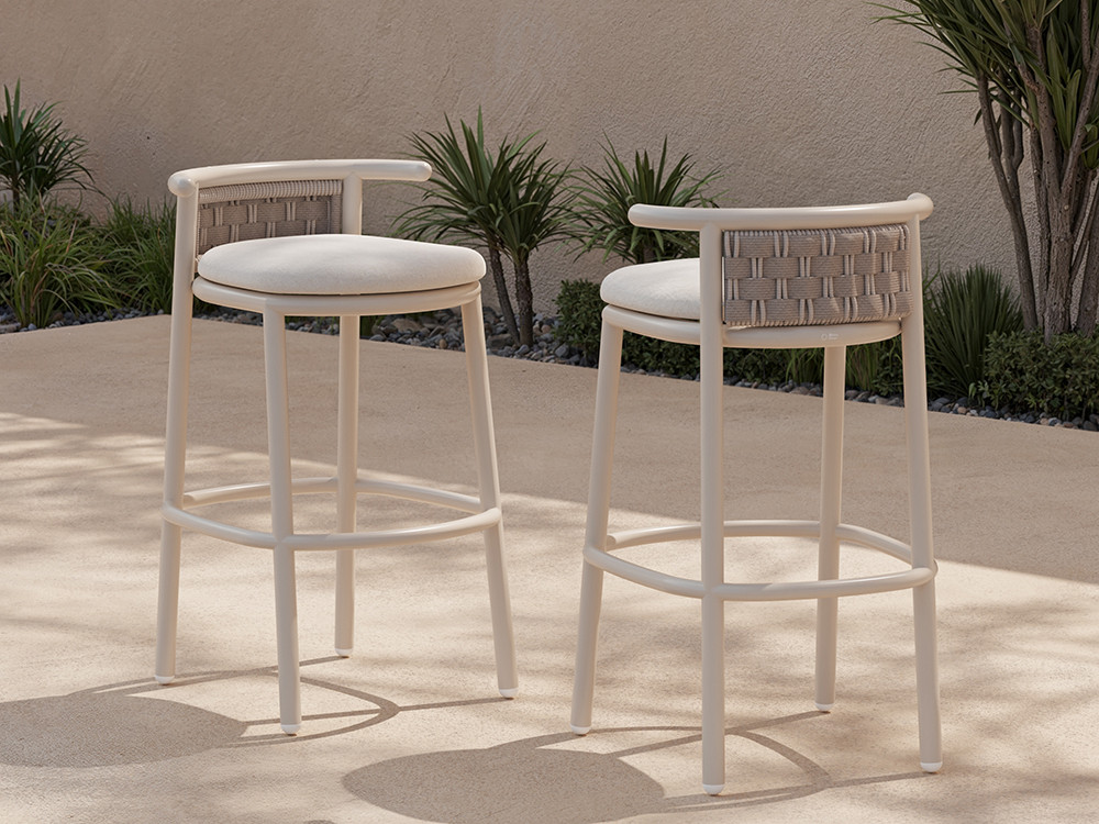 Tu barra exterior lucirá con este taburete alto Botit en aluminio y cuerda. Compra en Mobel 6000 de Madrid.