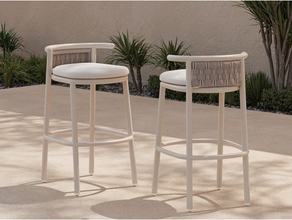 Tu barra exterior lucirá con este taburete alto Botit en aluminio y cuerda. Compra en Mobel 6000 de Madrid.