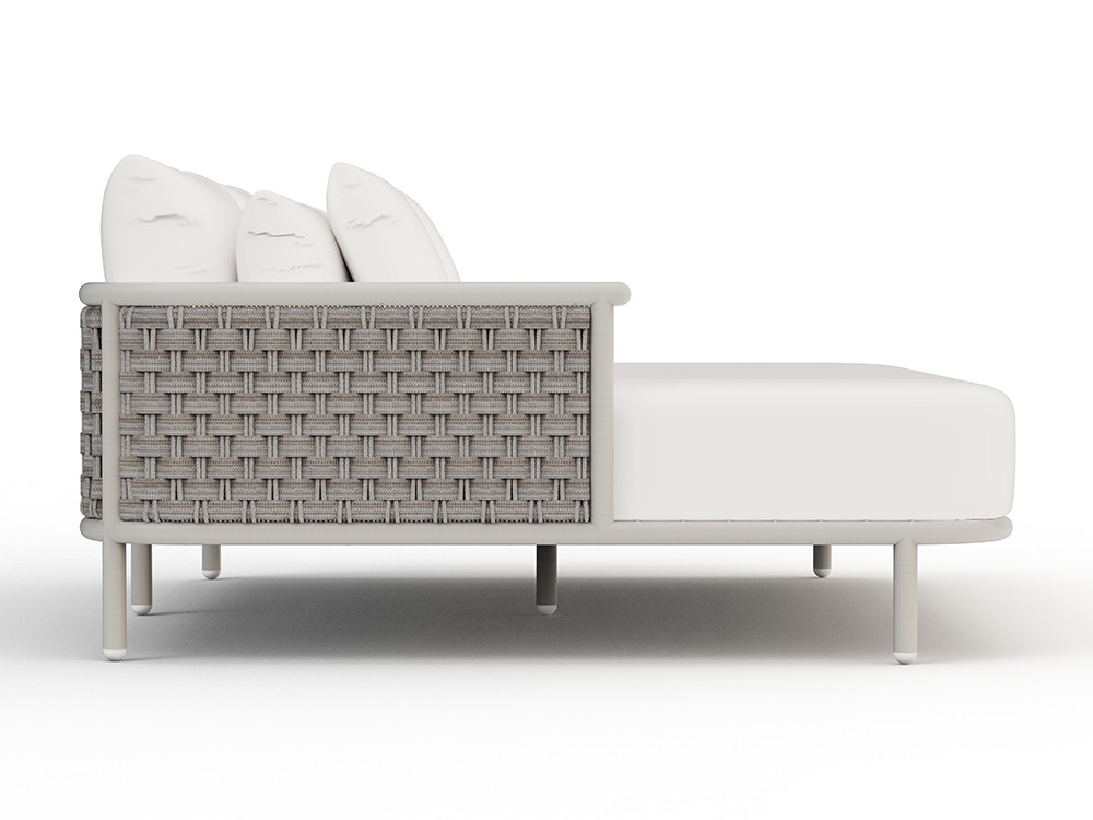Esta daybed exterior Botit de Skyline luce un trenzado de cuerda plana y redonda sobre aluminio white wash muy elegante.