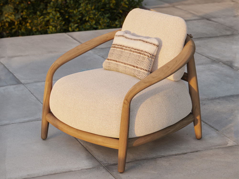 Tu terraza lucirá con el sillón exterior Fusta de Vondom en teca natural. Visita Mobel 6000 en Madrid y elige su confort.