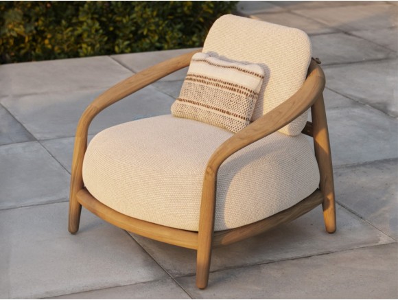 Tu terraza lucirá con el sillón exterior Fusta de Vondom en teca natural. Visita Mobel 6000 en Madrid y elige su confort.