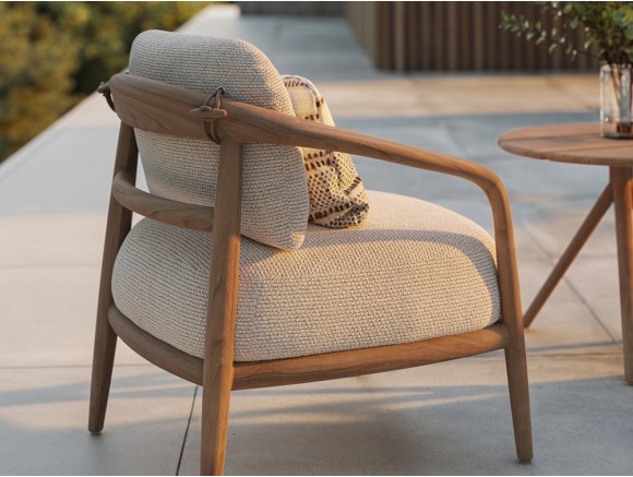 Este sillón pequeño Fusta de Vondom de teca natural en Mobel 6000 de Madrid. Disfruta su gran diseño con líneas redondeadas.