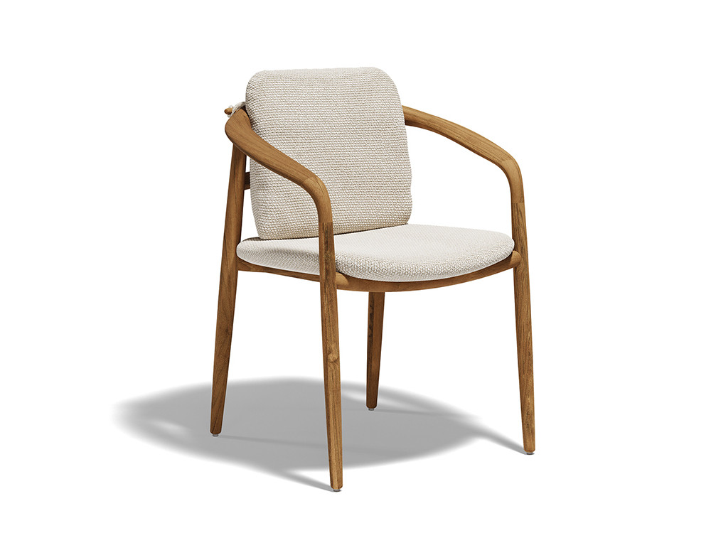 Descubre la silla de comedor de diseño Fusta de Vondom: teca y cojines suaves para tu rincón en Seismil Studio online.