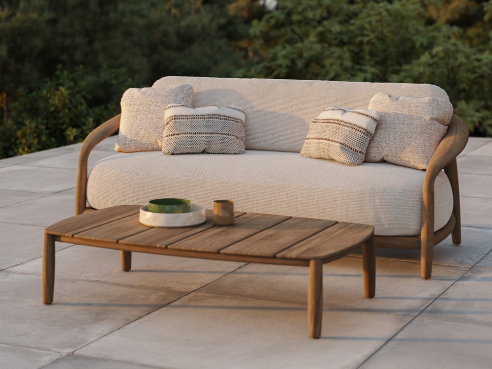 Esta mesa exterior madera Fusta de Vondom destaca por su teca natural y sus líneas curvas para tu espacio Seismil Studio.
