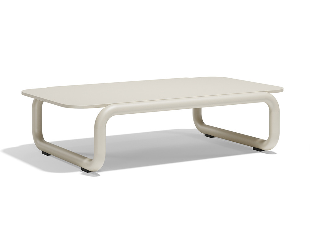 Estas mesas de centro dobles Gum por Vondom ofrecen aluminio y versatilidad. Un diseño de Ramón Esteve para tu jardín.