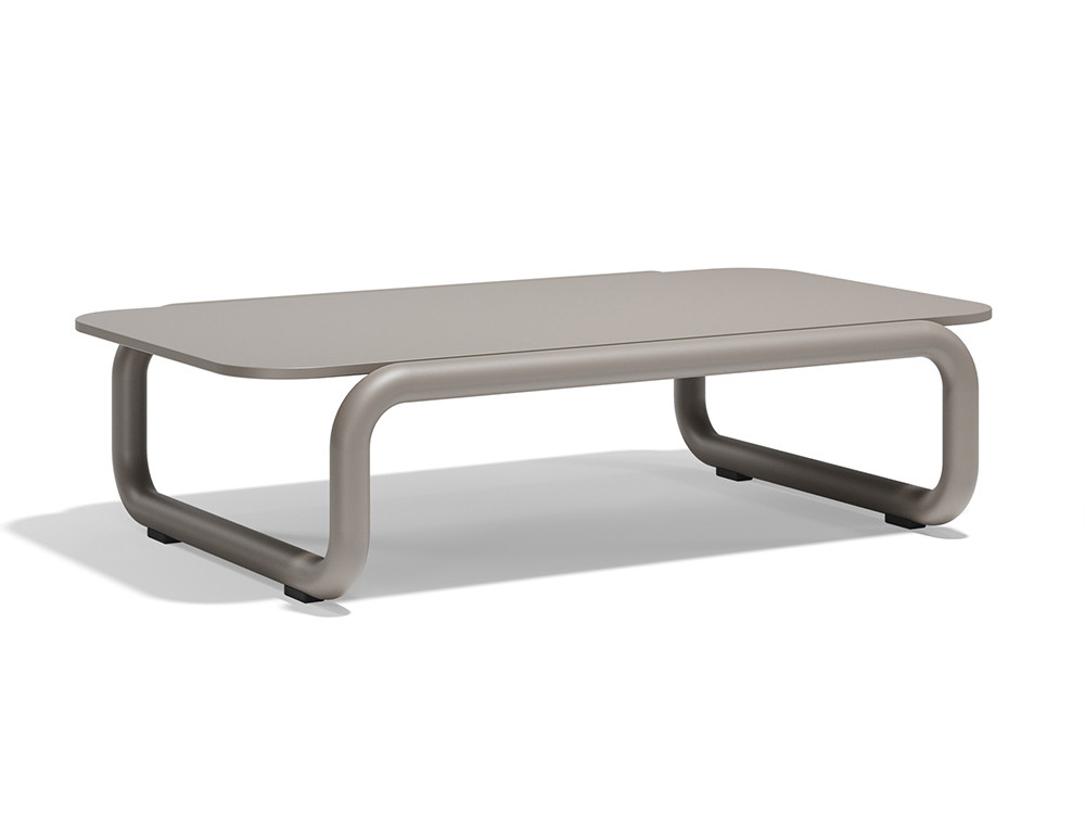 Tu terraza lucirá con la mesas de centro de exterior Gum de Vondom. Combina sus dos medidas de aluminio muy resistentes.