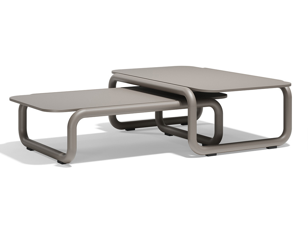 Mejora tu rincón con la mesa centro exterior Gum de Vondom. Sus dos tamaños de aluminio son ideales para tu terraza o jardín