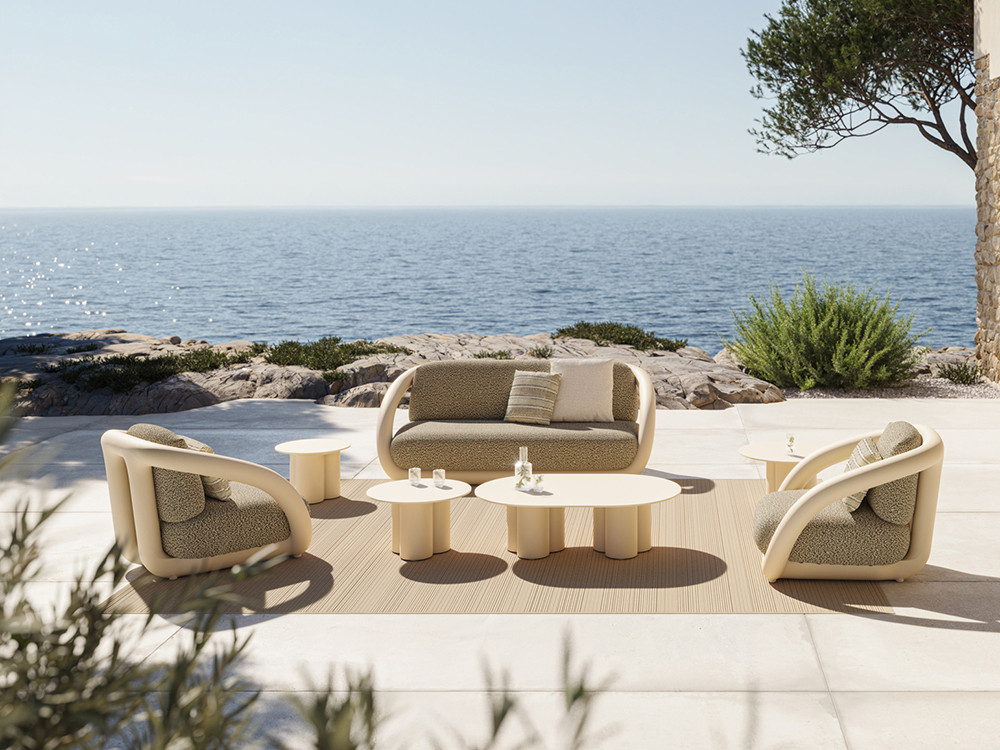 El sillón de exterior moderno Mel por Vondom redefine tu descanso con su resina mate y sus formas curvas perfectas.