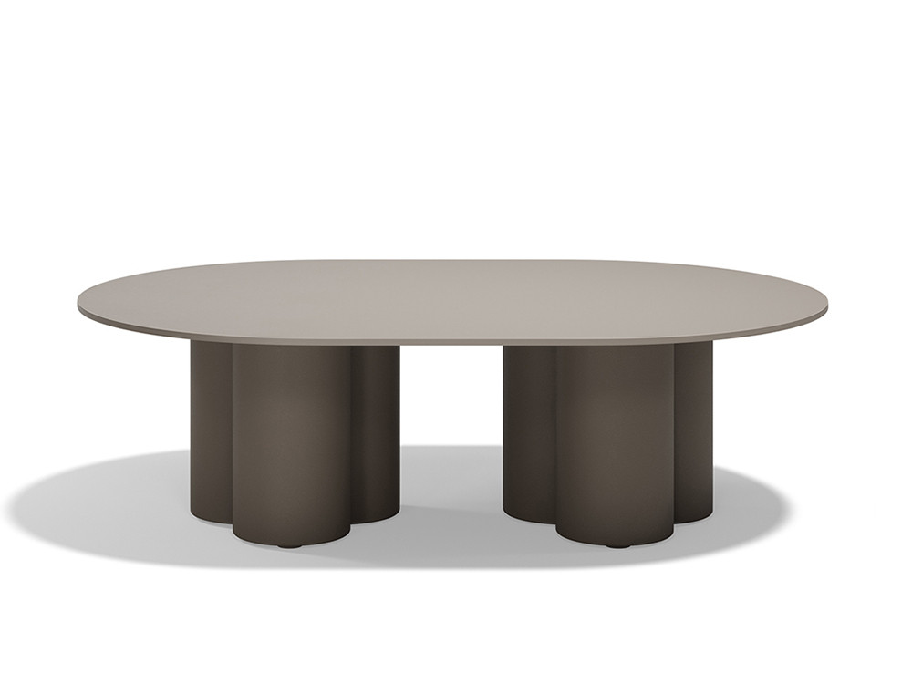 Disfruta del jardín con esta mesa de centro diseño Mel por Vondom. Su polietileno y curvas suaves son pura vanguardia.