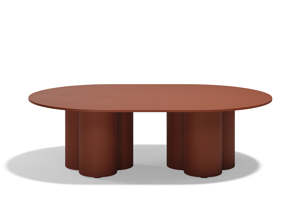Redefine tu descanso con la mesa centro exterior Mel de Vondom. Polietileno resistente con estética de autor muy premium.