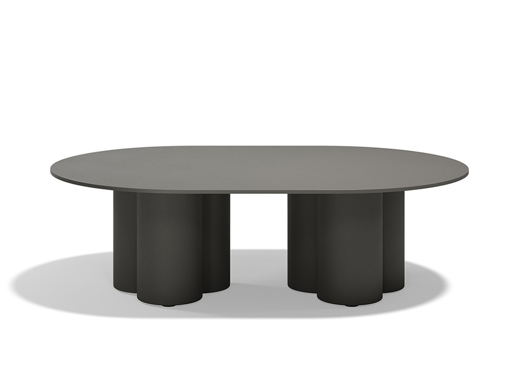 Elige la mesa centro exterior Mel de Vondom: polietileno resistente y líneas suaves para tu jardín más sofisticado.