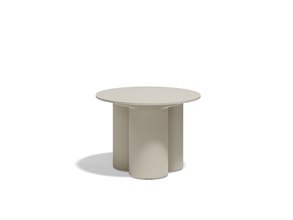 Esta mesa auxiliar de diseño Mel por Vondom es perfecta junto al sofá o como set de centro. Disfruta su gran acabado.