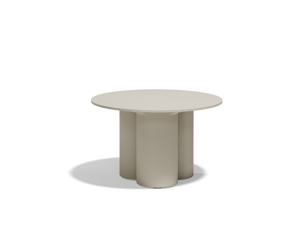 Elige la versatilidad de la mesa auxiliar moderna Mel de Vondom. Disponible en dos medidas para crear conjuntos únicos.