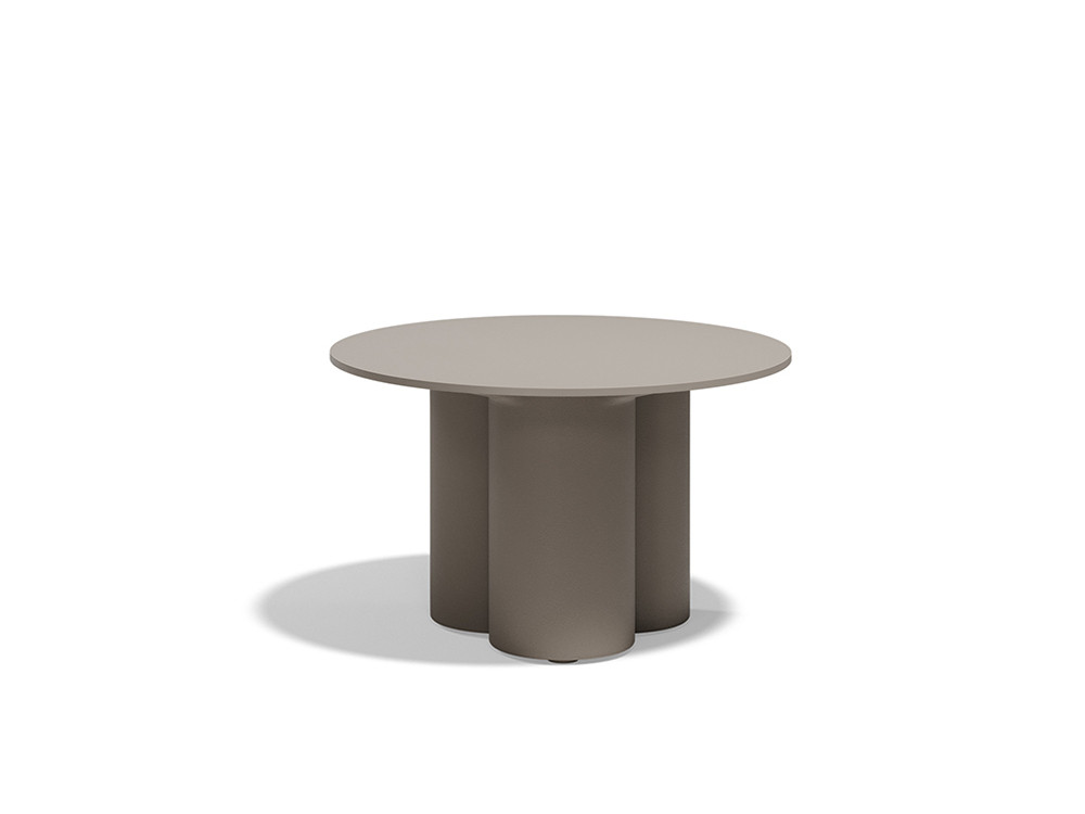 Consigue un estilo vanguardista con la mesa auxiliar de centro Mel. Úsala por separado o forma un set muy premium.