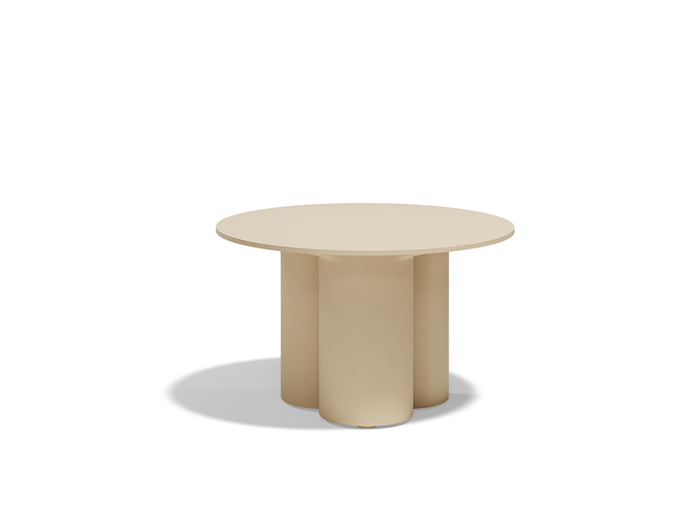 Redefine tu zona exterior con esta mesa auxiliar terraza Mel de Vondom. Dos medidas combinables para un espacio único.