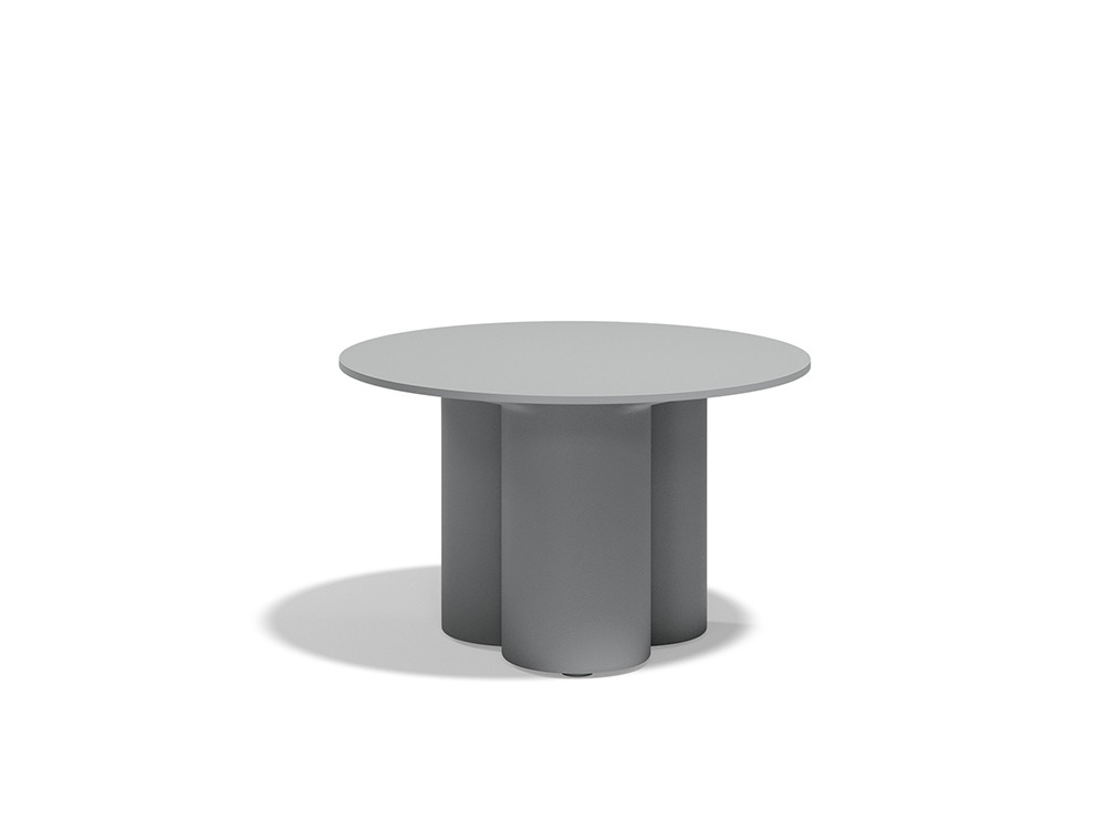 Disfruta un estilo contemporáneo con la mesa auxiliar sofá Mel de Vondom. Dos medidas ideales para tu espacio exterior.