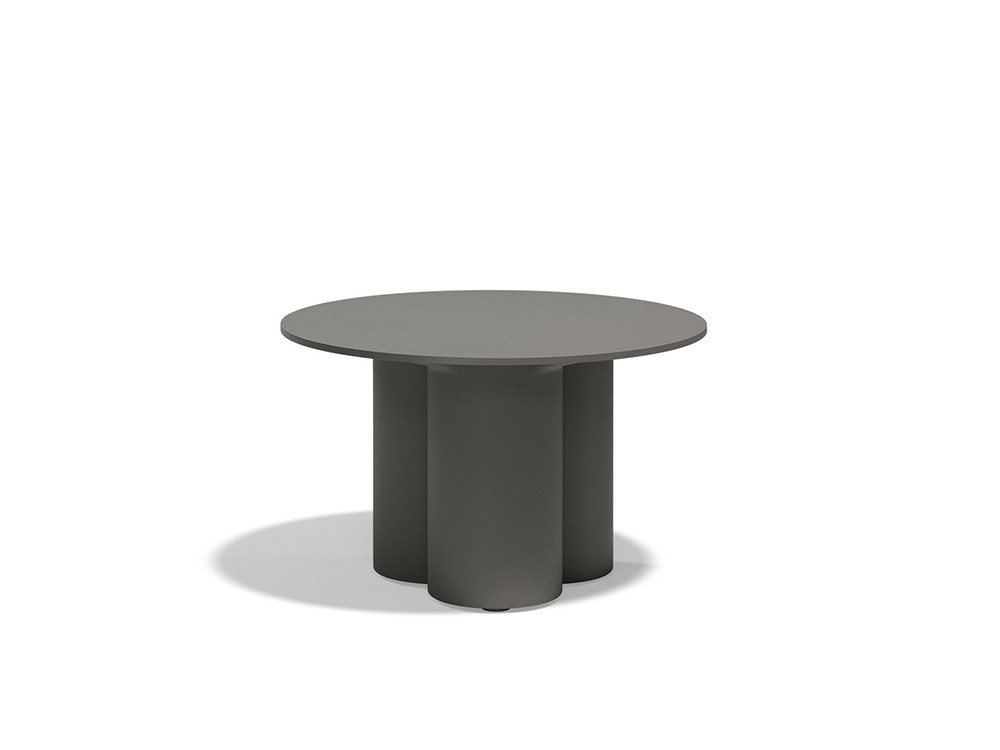 Tu exterior lucirá impecable con esta mesa auxiliar de diseño Mel. Vondom redefine tu descanso con mucha sofisticación.