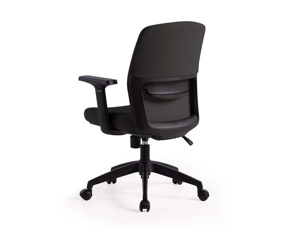 Mantén una postura recta con el bloqueo de respaldo de la silla Marylan. Un diseño funcional para tu mesa de estudio.